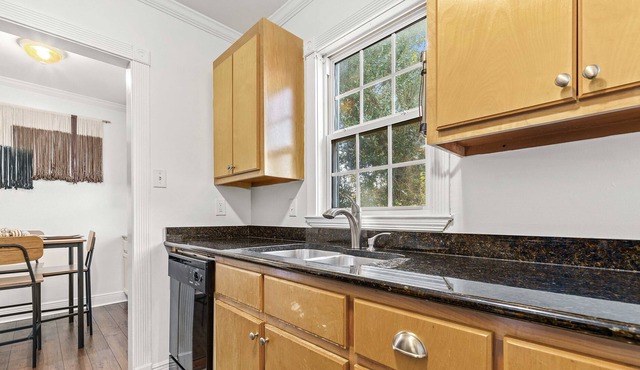 Gated Condo w/ Pool & Gym near USA & Downtown