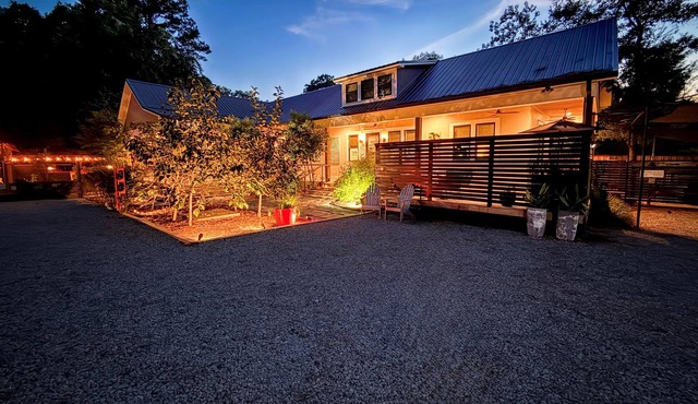 Gated Garden Cottage · King Bed · Walkable to Downtown Fairhope
