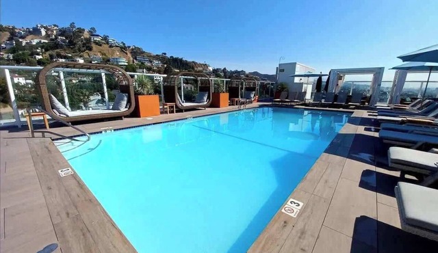 Glam Hollywood 2BR Pool, Views & Central Location