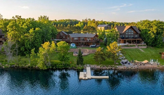 Golf Sim, Sauna, Lakefront Hot Tub & Stargazing