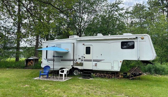 Gorgeous 1-bedroom recreational vehicle with AC in Nokomis, near Tomahawk