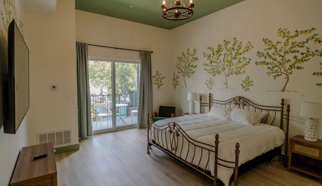 Government St. Balcony Suite 207