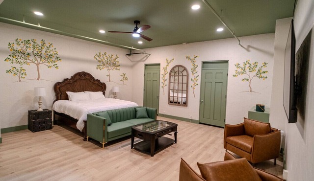 Government St. Balcony Suite 211