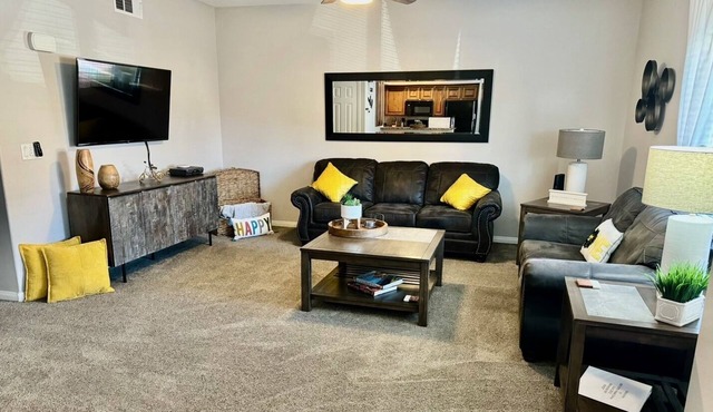 Great Ground Level Getaway! Sleeps 6.