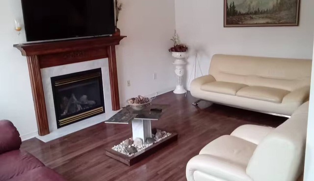 Group-Friendly 5BR 3.5BA Yard, Parking, Jacuzzi