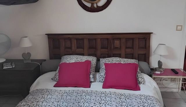 Guest Room “Chambre Rose” with Shared Terrace, Communal Garden and Wi-Fi