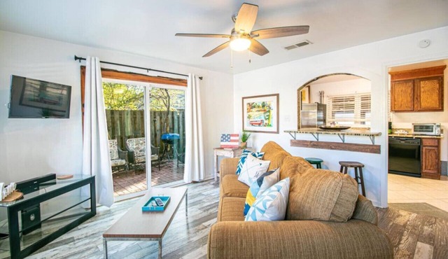 Gulfport Cottage 1 Mile From Beach! pet friendly