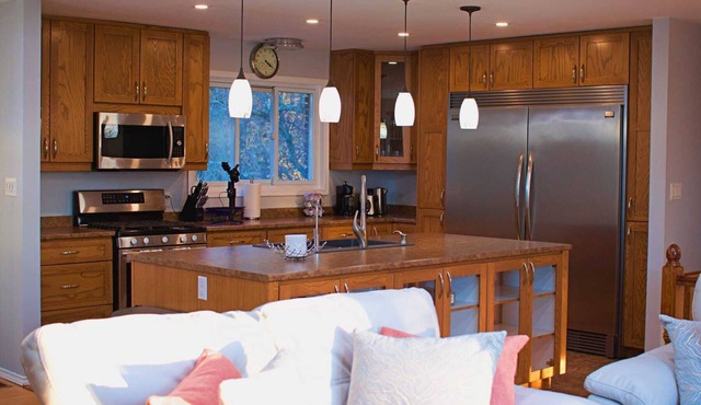 Hannah's Paradise! Quaint family gathering home with hot tub & large space