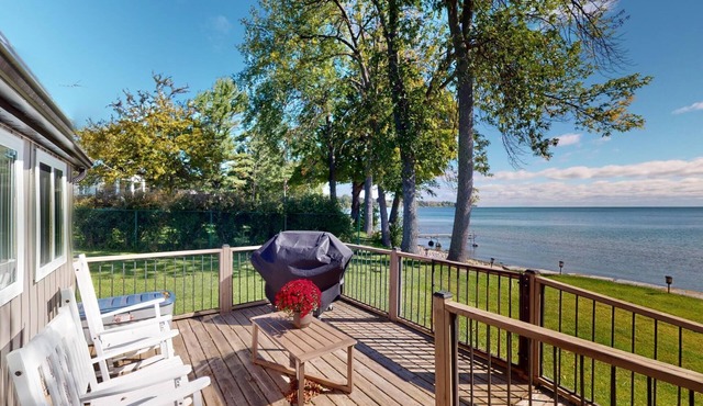 HART’S HAVEN Lakefront Cottage in Waupoos. Close to The Sandbanks and wineries.