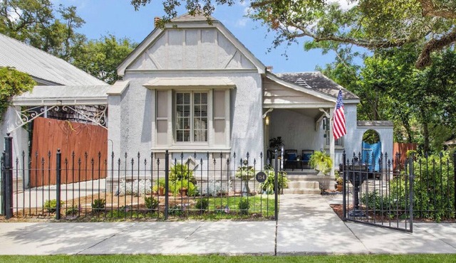 HEART OF BILOXI- Tudor Cottage- Walk to the beach and Beau Rivage