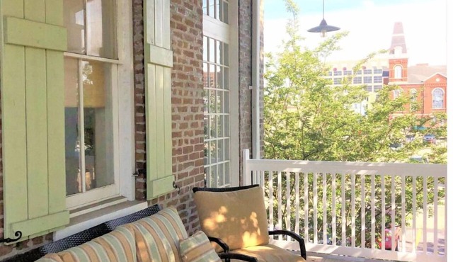 Heart of Downtown w Balcony by Dauphin St; walk to restaurants & shops SLEEPS 6!