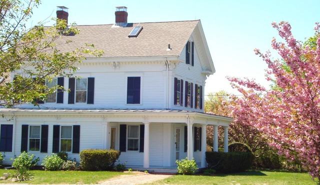 Heated pool, three sitting rooms, central air, five bedrooms in West Dennis