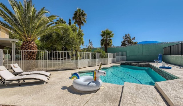Heated Pool with Cabana & GameRoom 15 Min to Strip