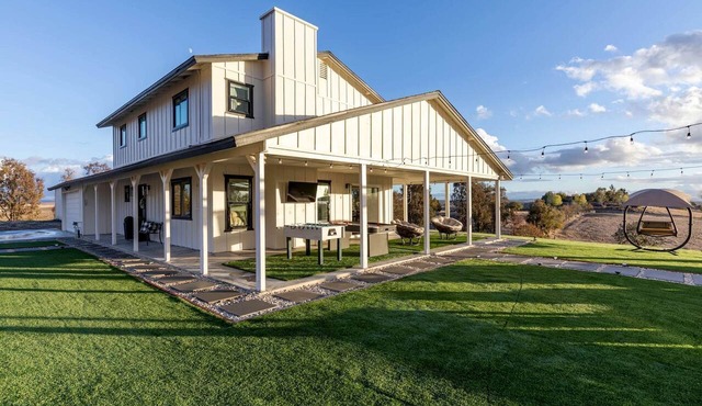 Heavenly Vacation Retreat with Sweeping Vineyard Views near Paso Robles Wineries in California
