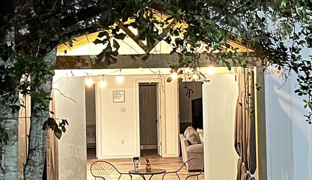 Hidden Bungalow 1 1/2 blocks from the beach