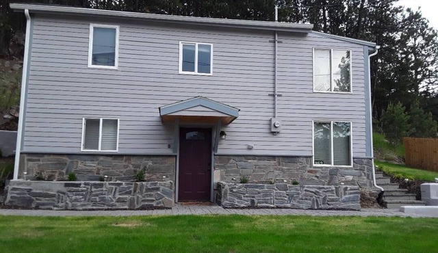 Hill house 2 bedroom, 2 bath house. Walk to downtown Hill City, SD
