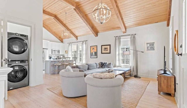 Historic 3BR on Magazine St with front & rear balconies. Walk to cafés, quick ride to FQ & Dome.