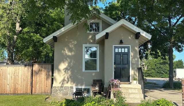 Historic and Unique 1 bed, 1 bath. Sleeps 5!