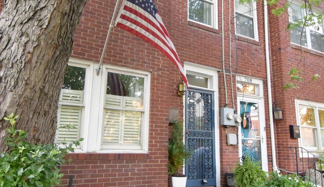 Historic townhouse with modern comfort—Urban oasis with hot tub!