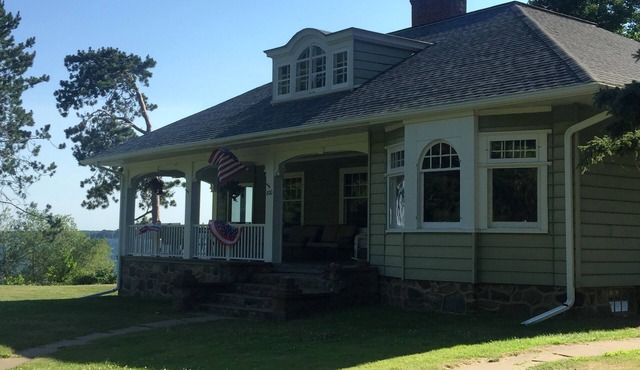 Historical Bungalow on Lake Metonga