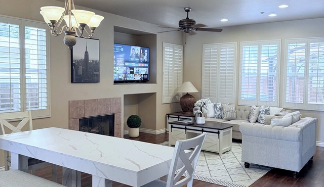 Hot Tub + Comfy 3Bedroom/3Bath + 8 miles 2 Beach.