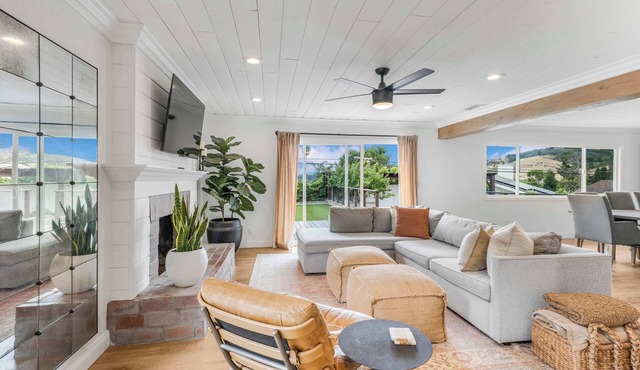 Hot Tub, Fire Pit, Bocce, Trampoline & Sleeps 11!