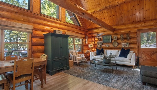 Hot Tub Waterfront King Beds Fast WiFi Cozy Log Cabin in Eagle River