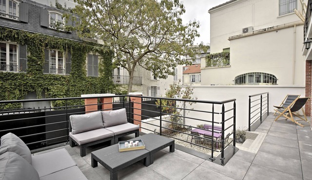 House in the heart of the 15th district in a private cul-de-sac 5 minutes from the metro, gym