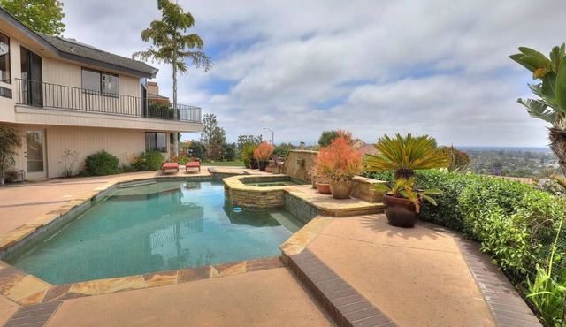 Huge custom 3-bdrm house with pool/spa & ocean/island view in Ventura. Fast WiFi
