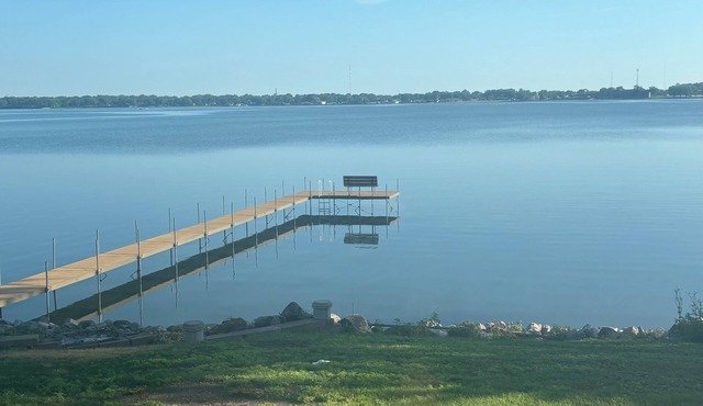 Hummingbird House: Sleeps 20 Relax and Connect in a Large Private Lakefront Home