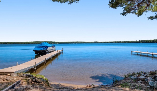 Idyllic waterfront cabin at Scott’s Twin Lake Resort with swimming beach & docks