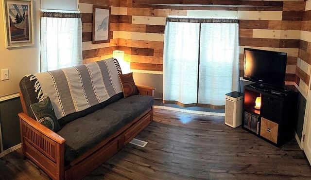Jay Cooke Cottage and wood burning sauna: firepit, hammock, large yard and grill