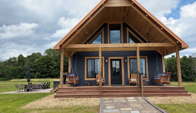 Just built 3-bedroom Scandinavian loft cottage near Lindstrom-Taylor's Falls