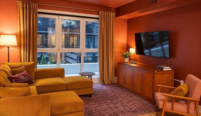 King 2BR 4 Beds Sleeps 8 Gym 5 Min Met