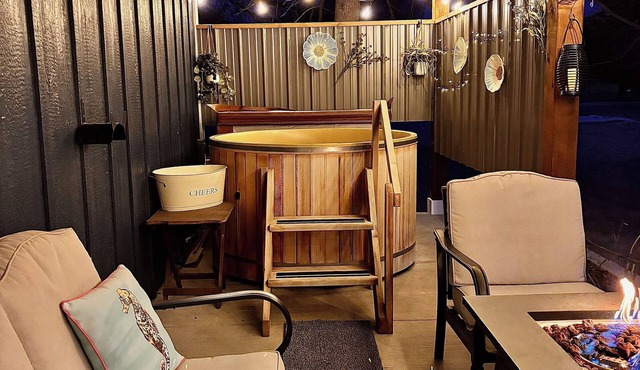 King Bed~Cedar soaking Hot Tub~5min walk to Beach~No Cleaning Fee