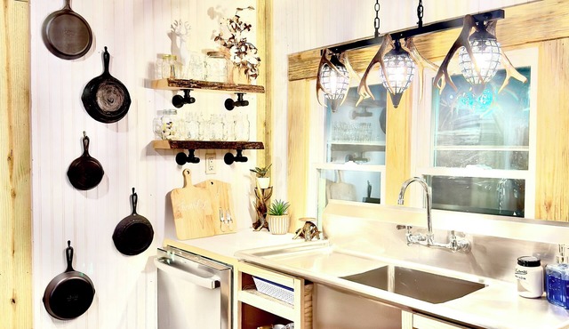 King Suite & Bunkhouse - Deer Camp - WiFi - Grill