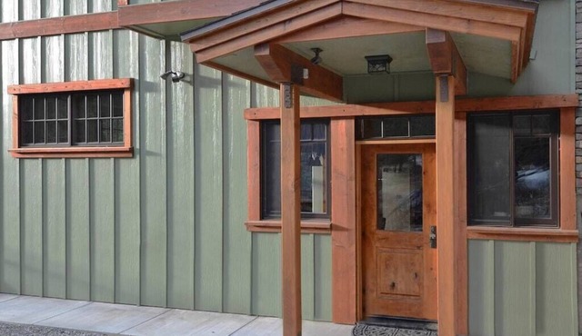 King Suite for Active Couples Inside Yosemite Gate, Your Basecamp for Adventure!