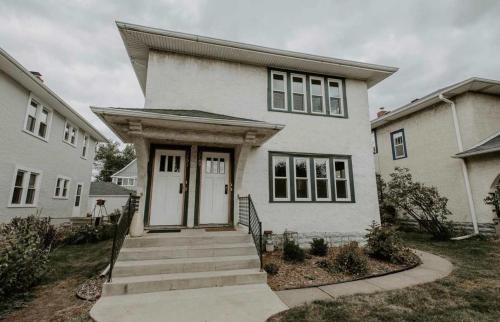 La Rue House by LuxeSleeps Charming 1920s Duplex Near Grand Ave 2 Bedrooms 1 Bath