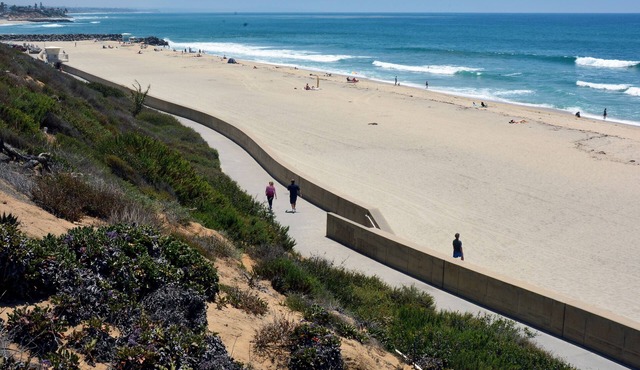 Lagoon front/ocean view walk to beach 2 bed. 2 bath . Remodeled & Upgraded 75"tv