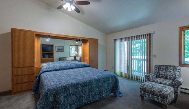 Lakefront 2BR Condo: Fireplace, Balcony, & Indoor Pool at The Rushes
