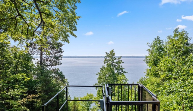 Lakefront Bluff Cabin | Tram to Water | Hot Tub | Stunning Gull Lake Views