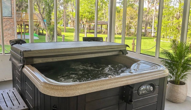 Lakefront cabin with sweeping views of Caddo Lake, kayaks and a canoe, plus a ping pong table for fun downtime.