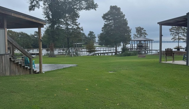 Lakefront quiet Charming 3-bedroom house with WiFi and AC in serene Shreveport.