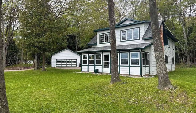 Lakeside Cottage with sand beach & fireplace!