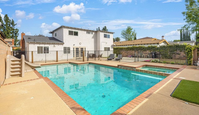 Large 4 Bedroom/3 Bathroom with large pool