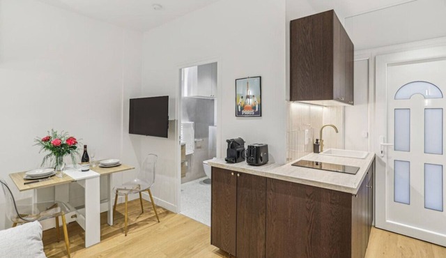 Lavie Maison : Near Arc de Triomphe, Hot Tub & AC