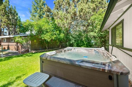 Lazy Meadow - Game On Cozy Cabin with Hot Tub and Pool Table