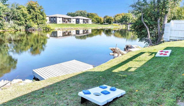 Lazy River Villa - Hottub! Fenced Yard! Sleeps 13!