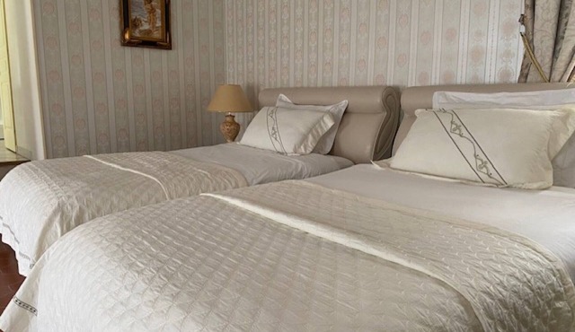 Le Relais Des Hirondelles – Hortensia Room with Garden Access