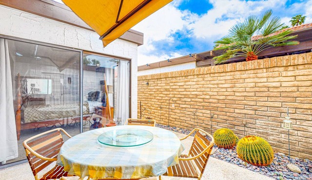 Light & bright getaway w/private gas grill, shared pool, pool spa, & tennis